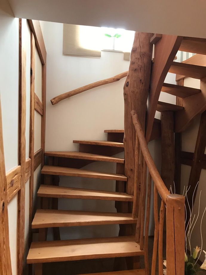 Eine Holztreppe, die in den zweiten Stock eines Hauses führt