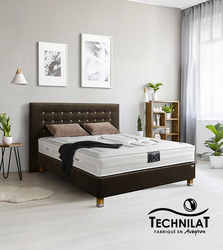 Lit technilat dans une chambre