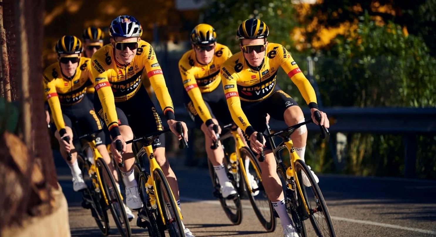 Cyclistes en maillot jaune