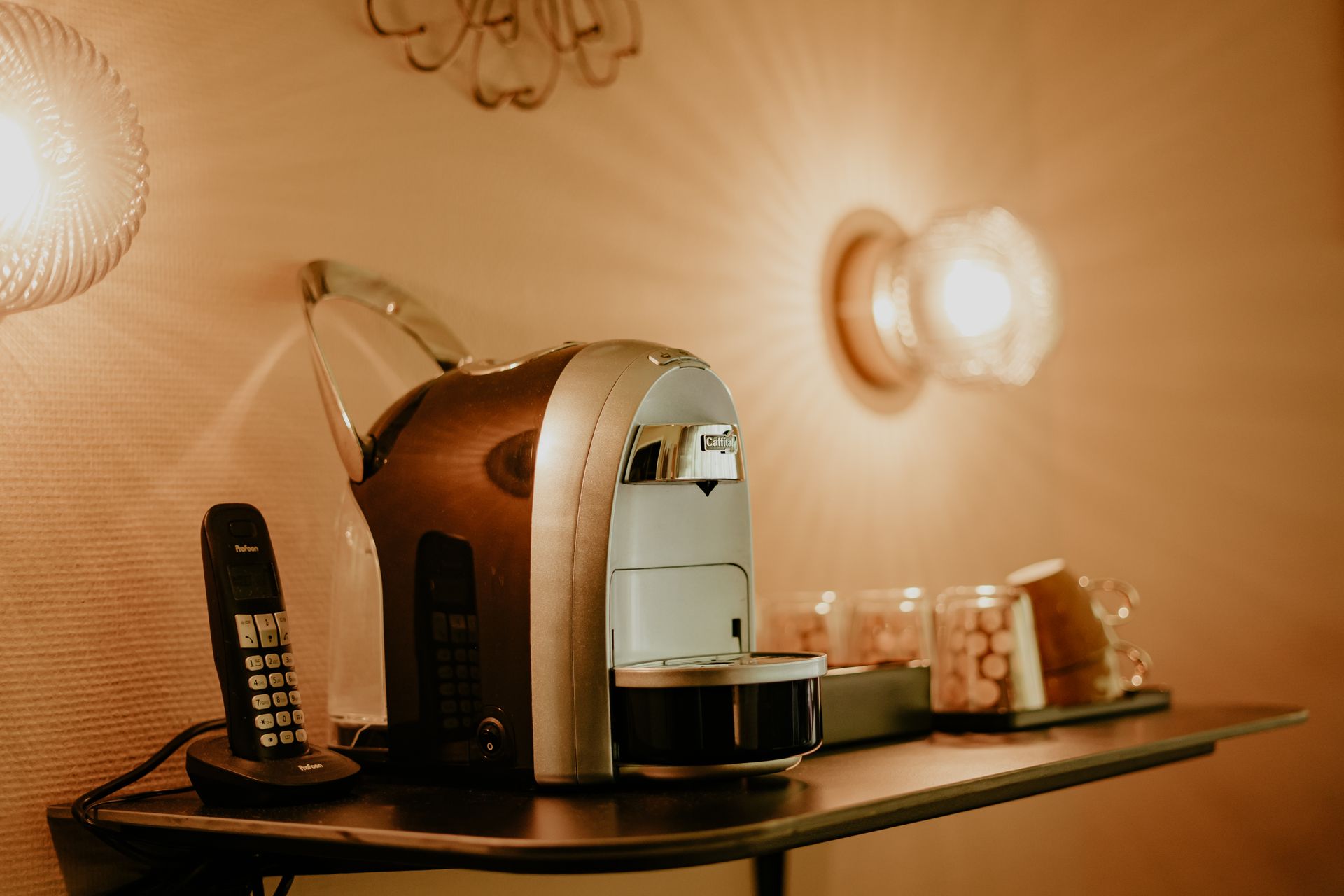 Luxury suite at Hotel Heemskerk with coffee machine, glasses, and telephone for extra comfort.