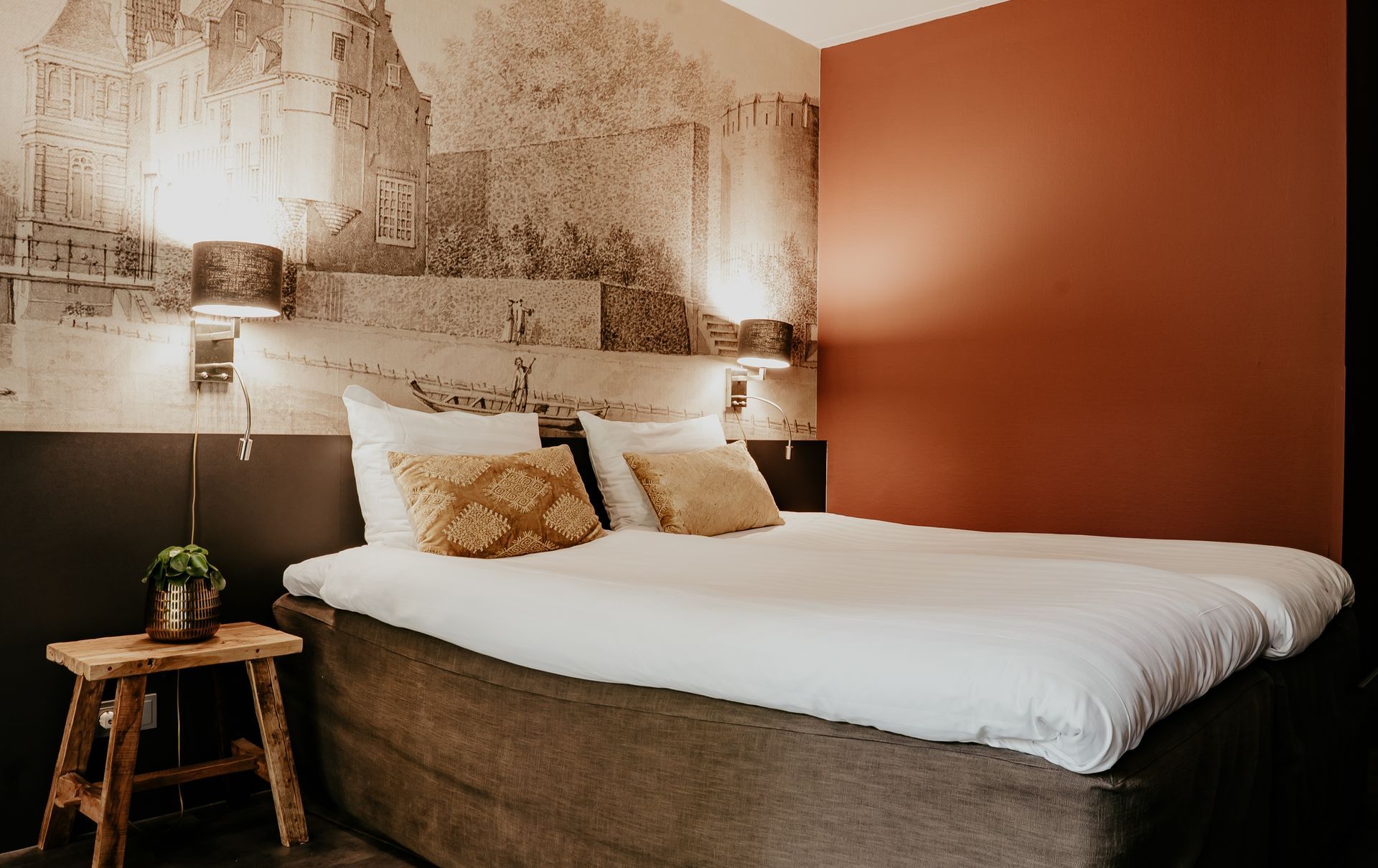 Een hotelkamer met twee bedden, een bureau, stoelen en een groot raam.