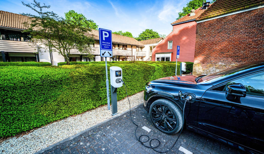 Oplaadpunt voor elektrische auto’s met bijbehorend parkeervak naast het hotel.