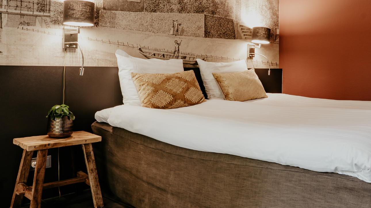 Comfortabel tweepersoonsbed in de familiekamer, onderdeel van de twee geschakelde kamers met verbindingsdeur.