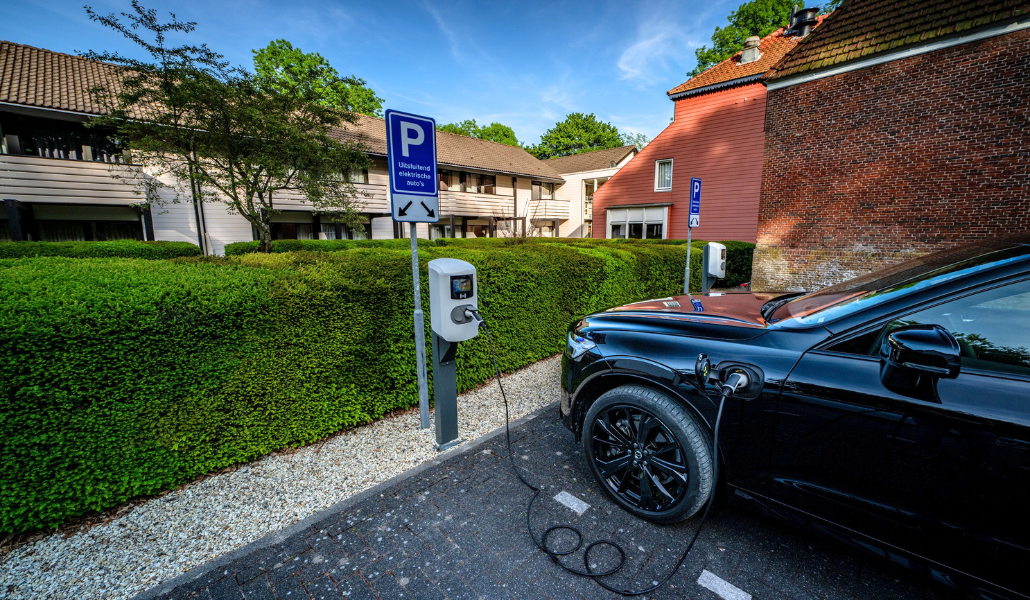 Oplaadpunt voor elektrische auto’s met bijbehorend parkeervak naast het hotel.
