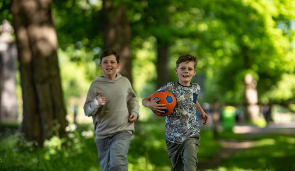 Three stuffed animals on a hotel bed next to an open suitcase, symbolizing a family-friendly stay at Hotel Heemskerk.