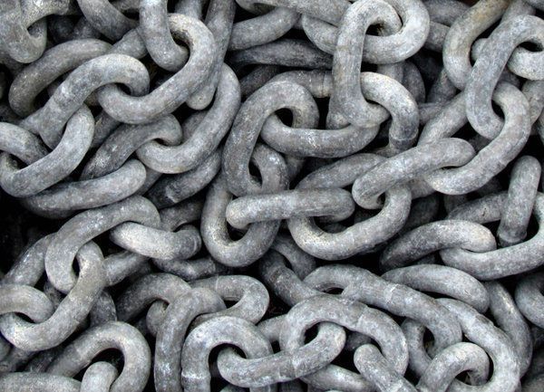 Una pila de cadenas grises se apilan una encima de otra.