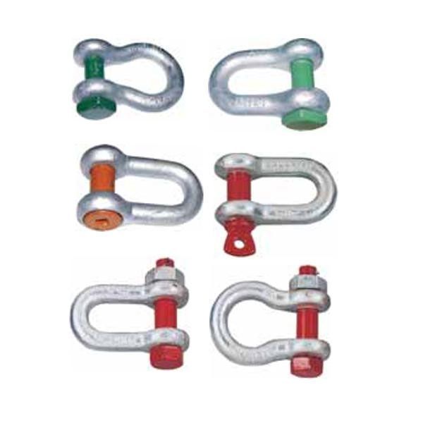 Un montón de diferentes tipos de grilletes sobre un fondo blanco.