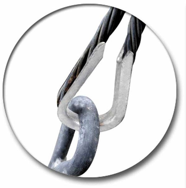 Un primer plano de una cadena de metal con un gancho unido a ella.