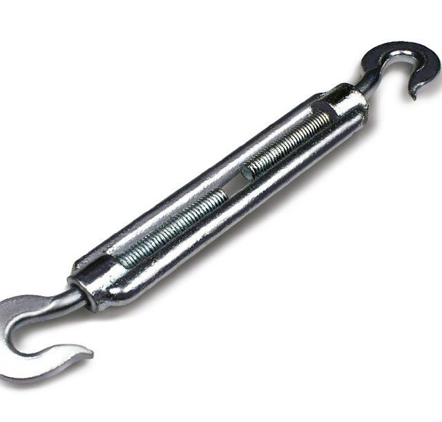 Un primer plano de un tensor de acero inoxidable sobre un fondo blanco.