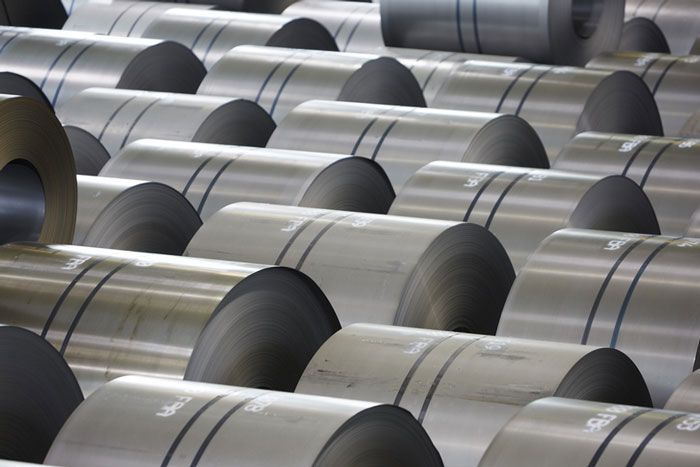 Un montón de rollos de metal apilados uno encima del otro