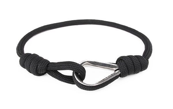 Una pulsera negra con un mosquetón.