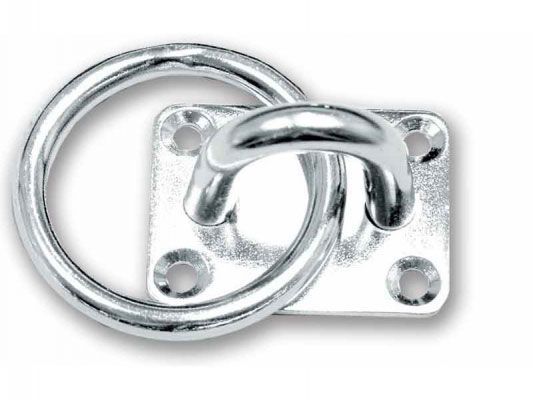 Un par de anillos de metal en una placa cuadrada sobre un fondo blanco.