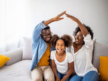 Un couple avec enfant représentant une famille joyeuse
