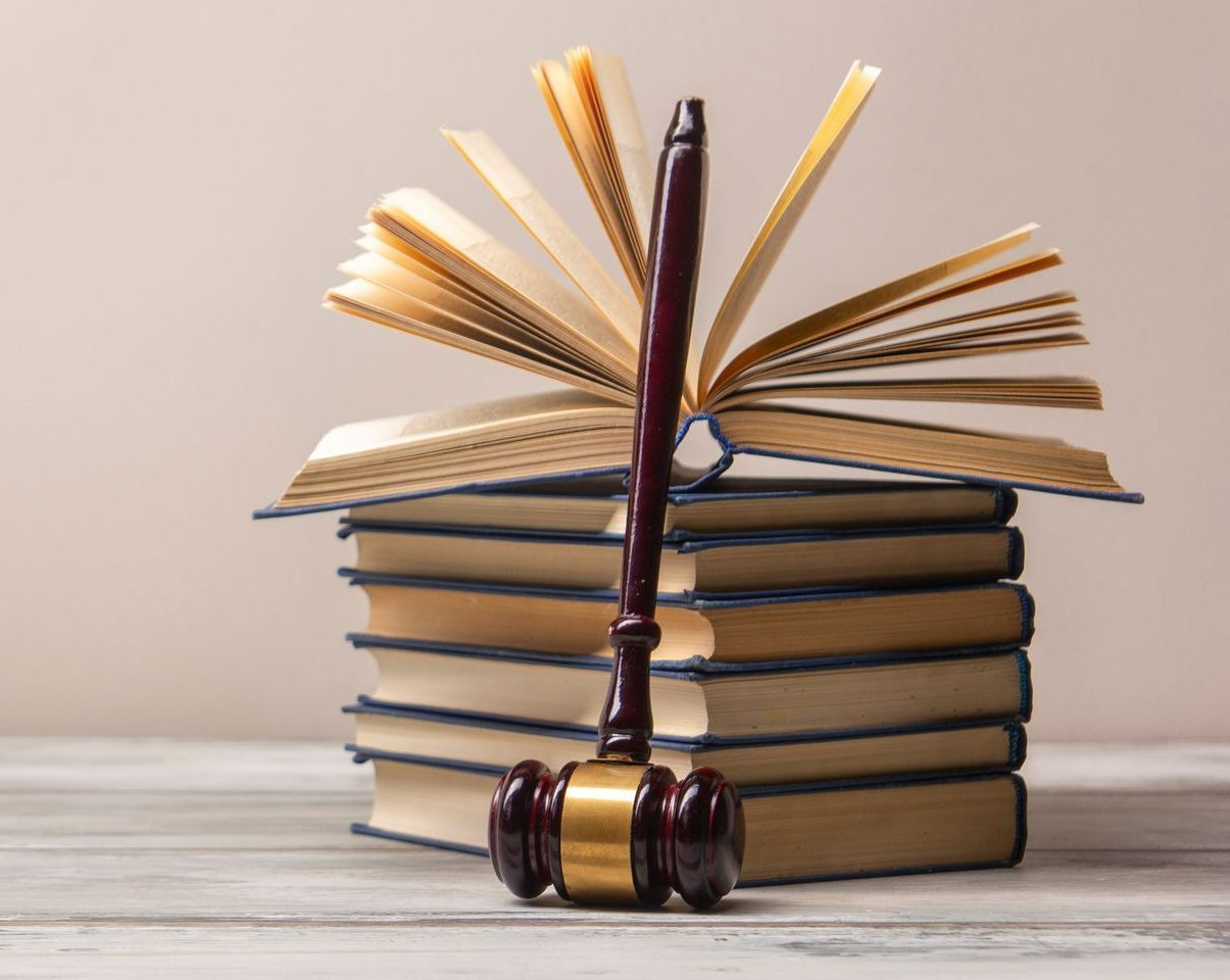 Code ouvert avec marteau du juge, avocat à Évreux