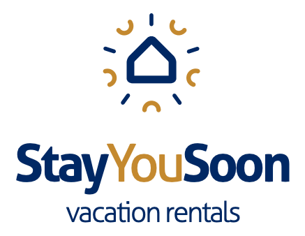 Logo voor StayYouSoon vakantiehuizen. Het logo bestaat uit een blauw huispictogram met een zonnestralenmotief en de bedrijfsnaam.