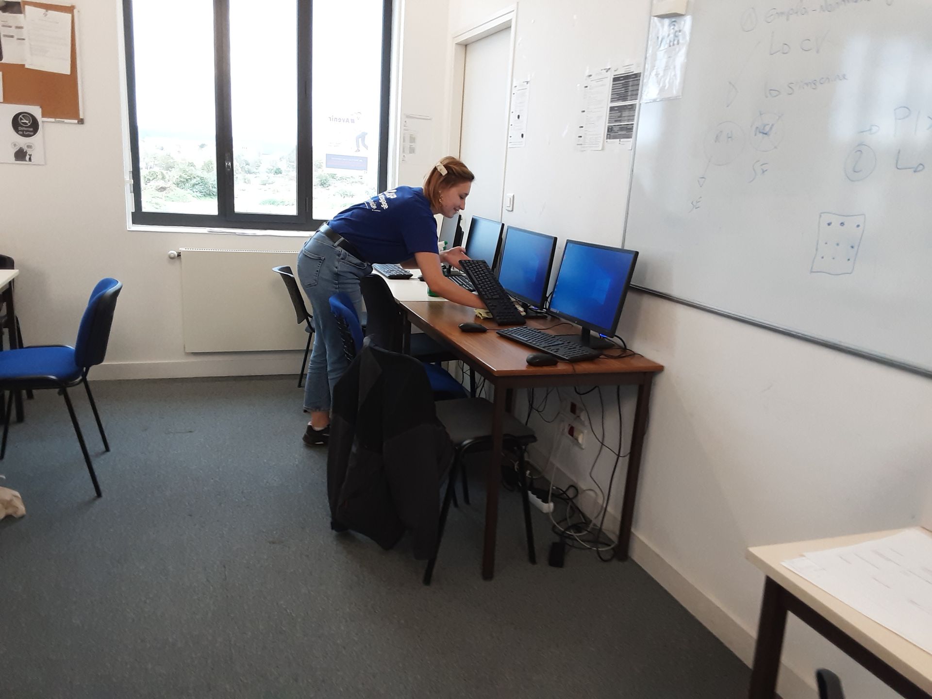 Équipe de nettoyage professionnel en action à Pont-Audemer.