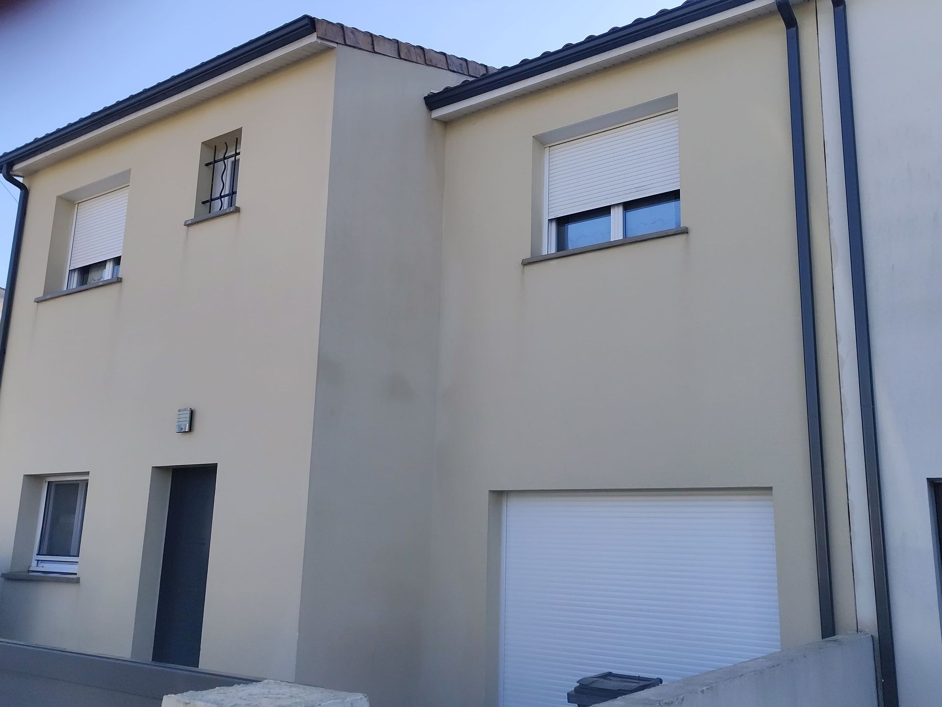 Une maison avec un façade toute neuve