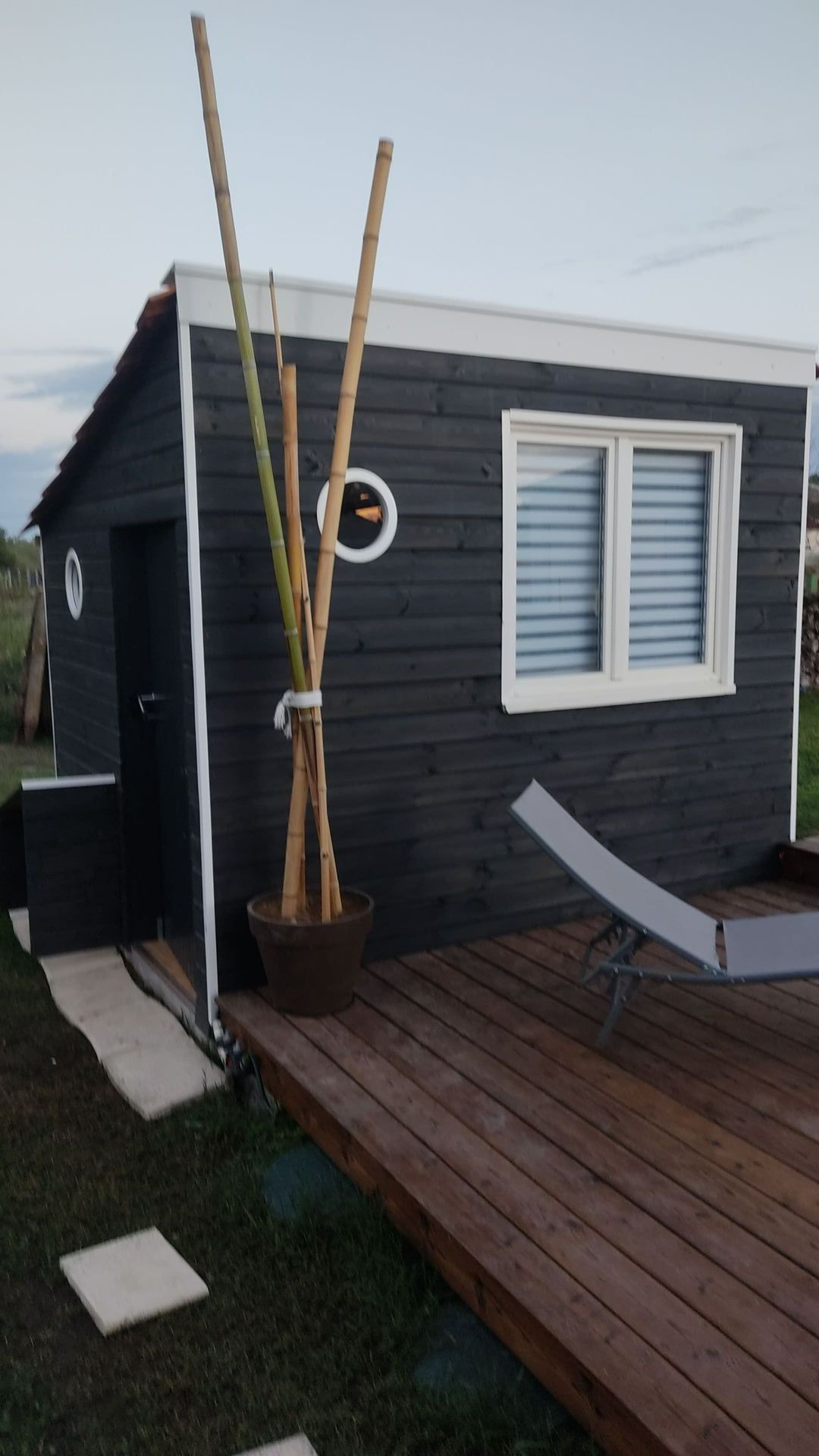 Un abri de jardin noir avec une fenêtre