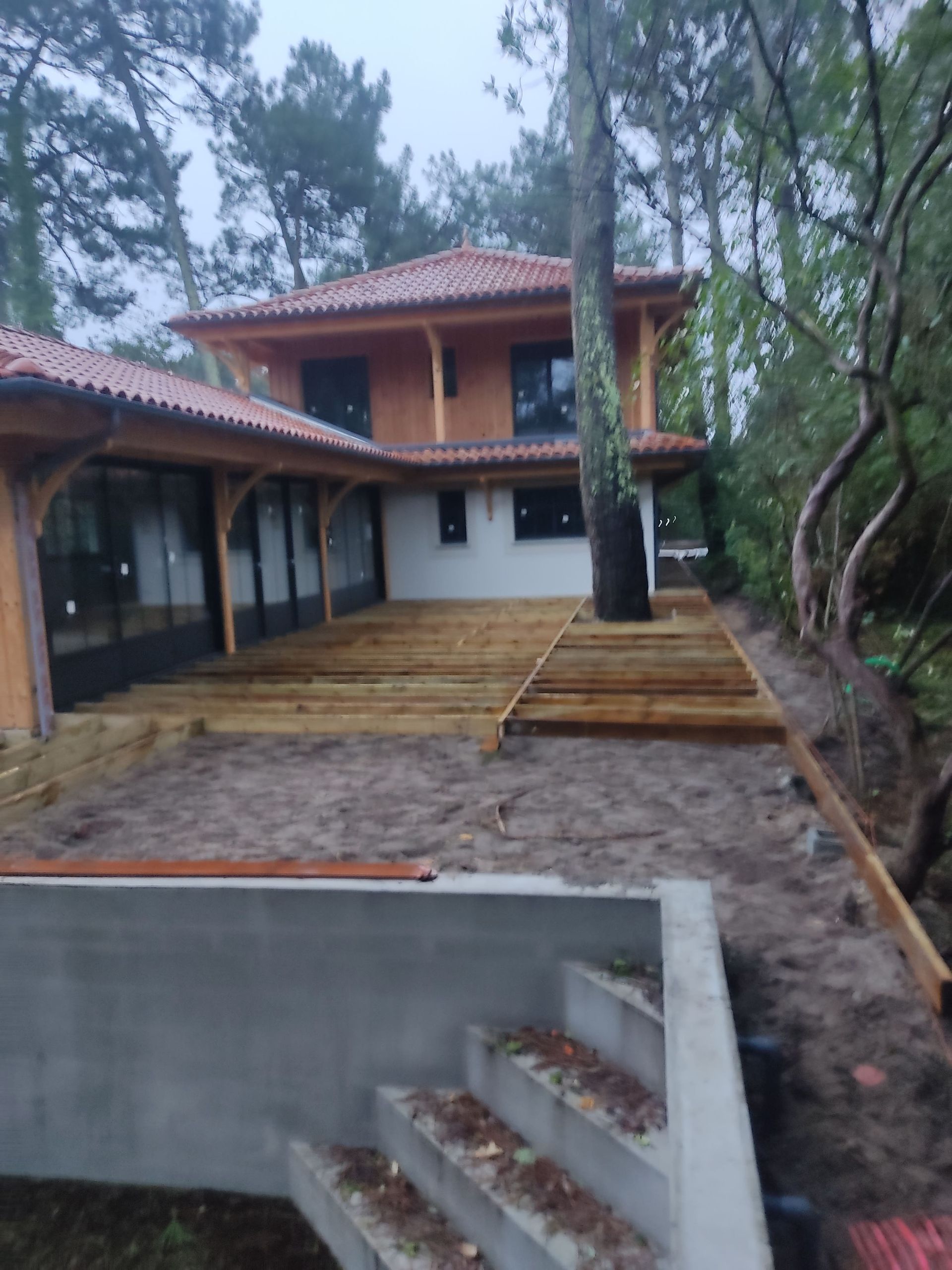 Un abri de piscine avec un toit en tuiles