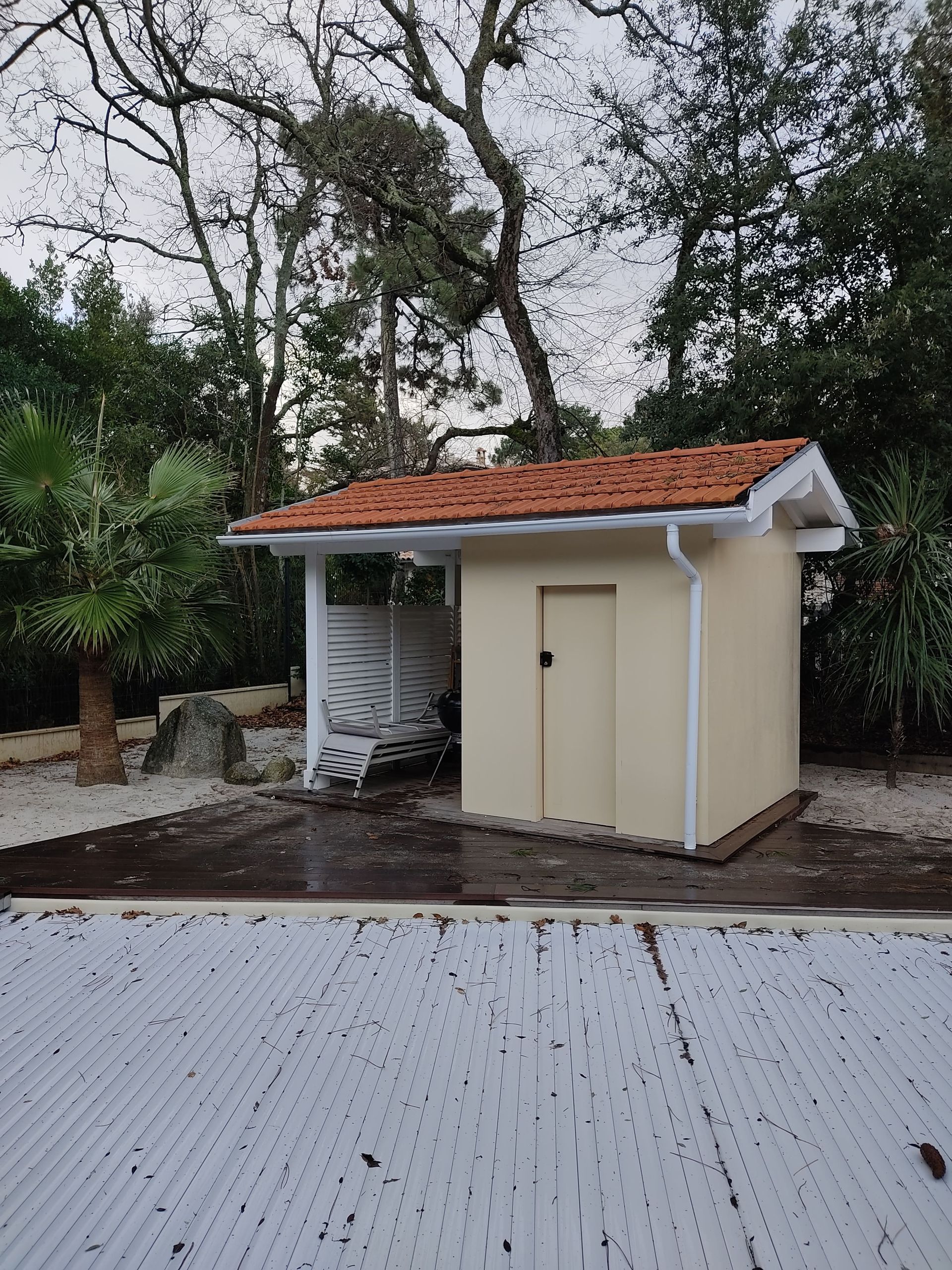 Un abri de piscine avec un toit en tuile