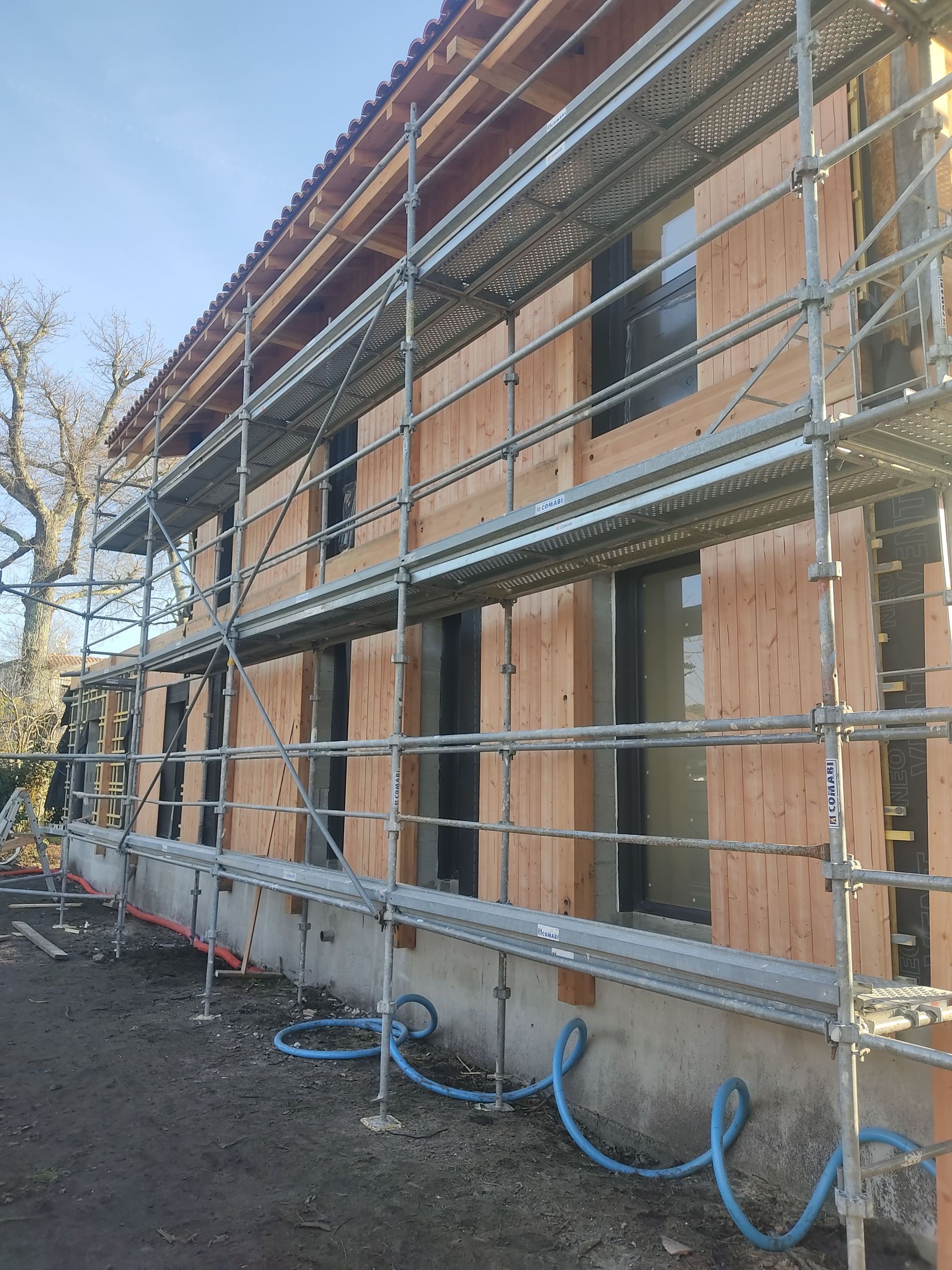 Un chantier de bardage avec un échafaudage 