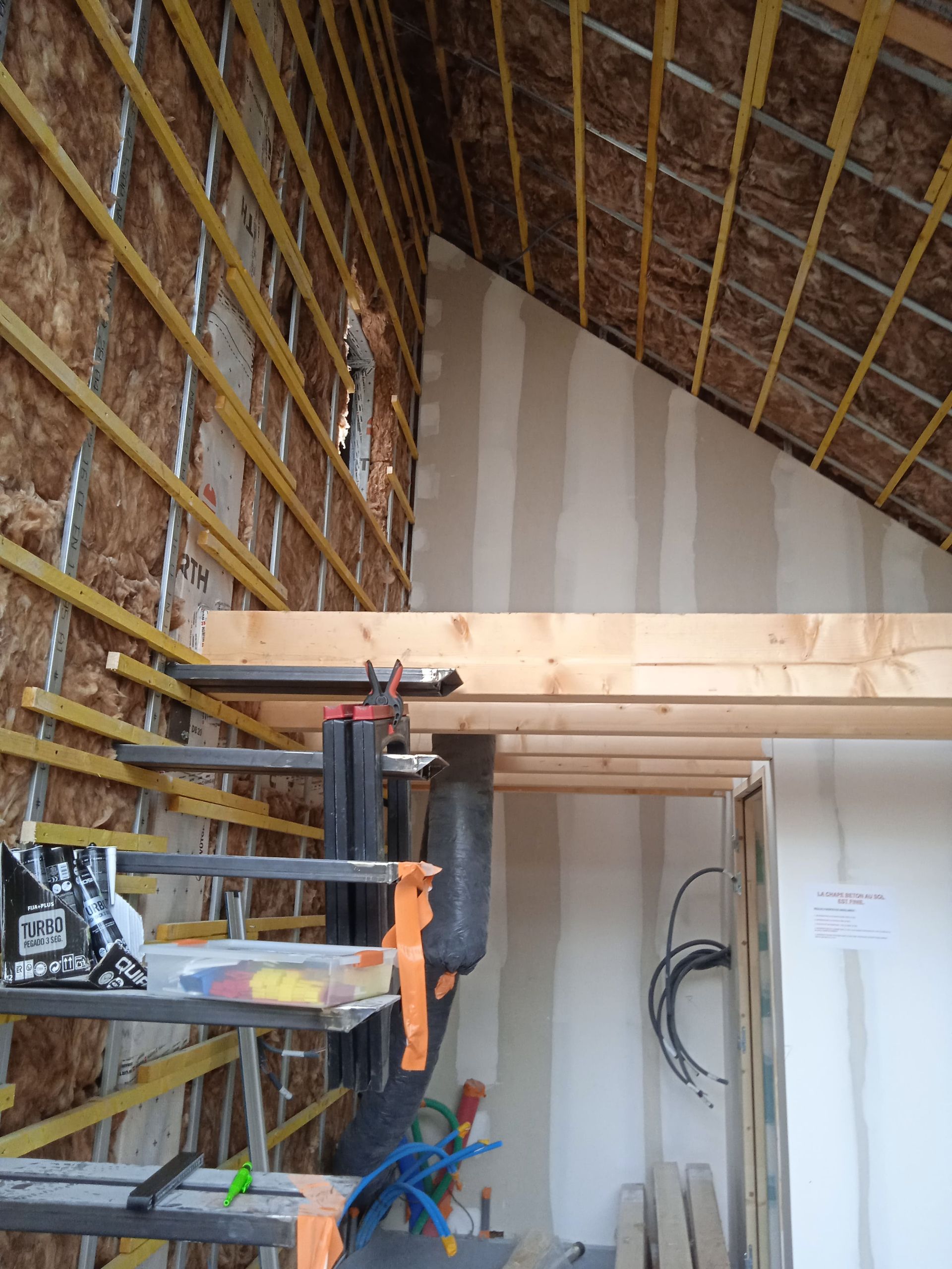 Un escalier avec des poutres et une construction en cours