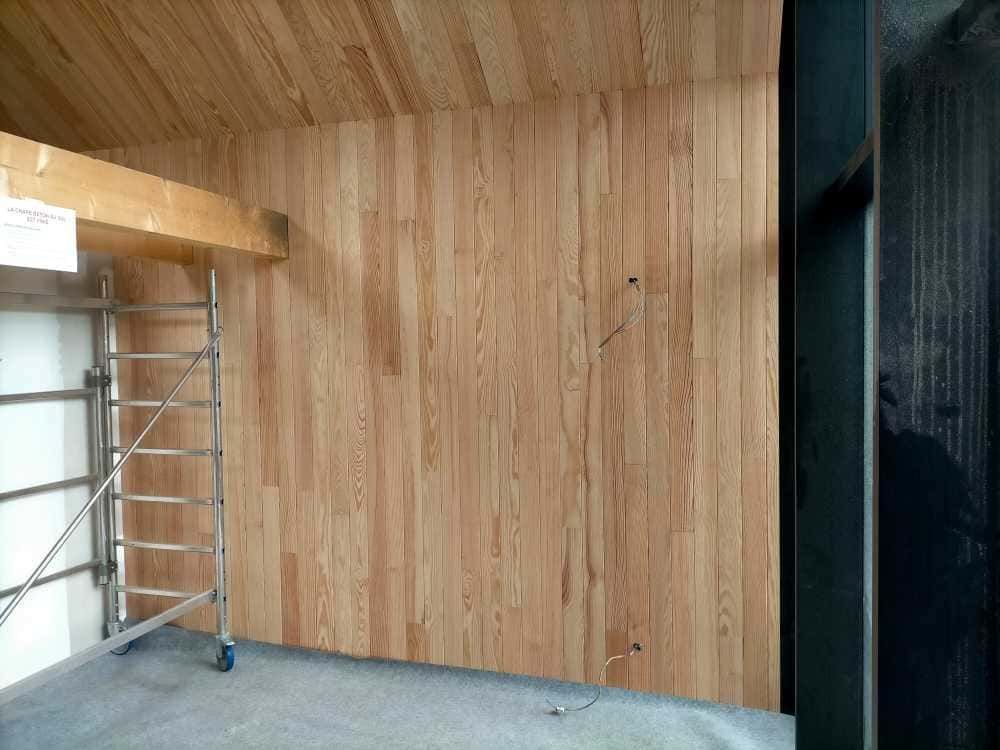 Un échafaudage avec une poutre et un mur en bois 