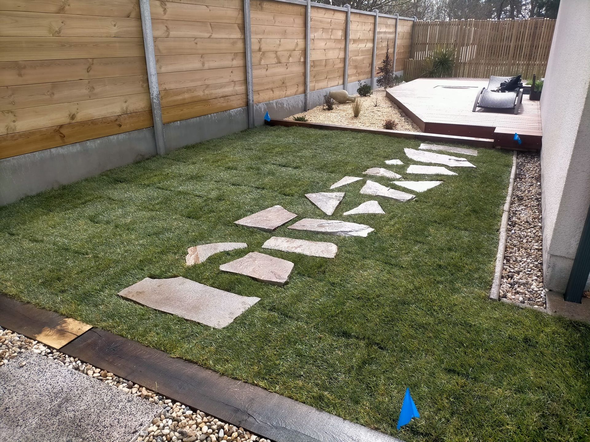 Un chemin de pierre entouré par une piscine qui mène à une piscine