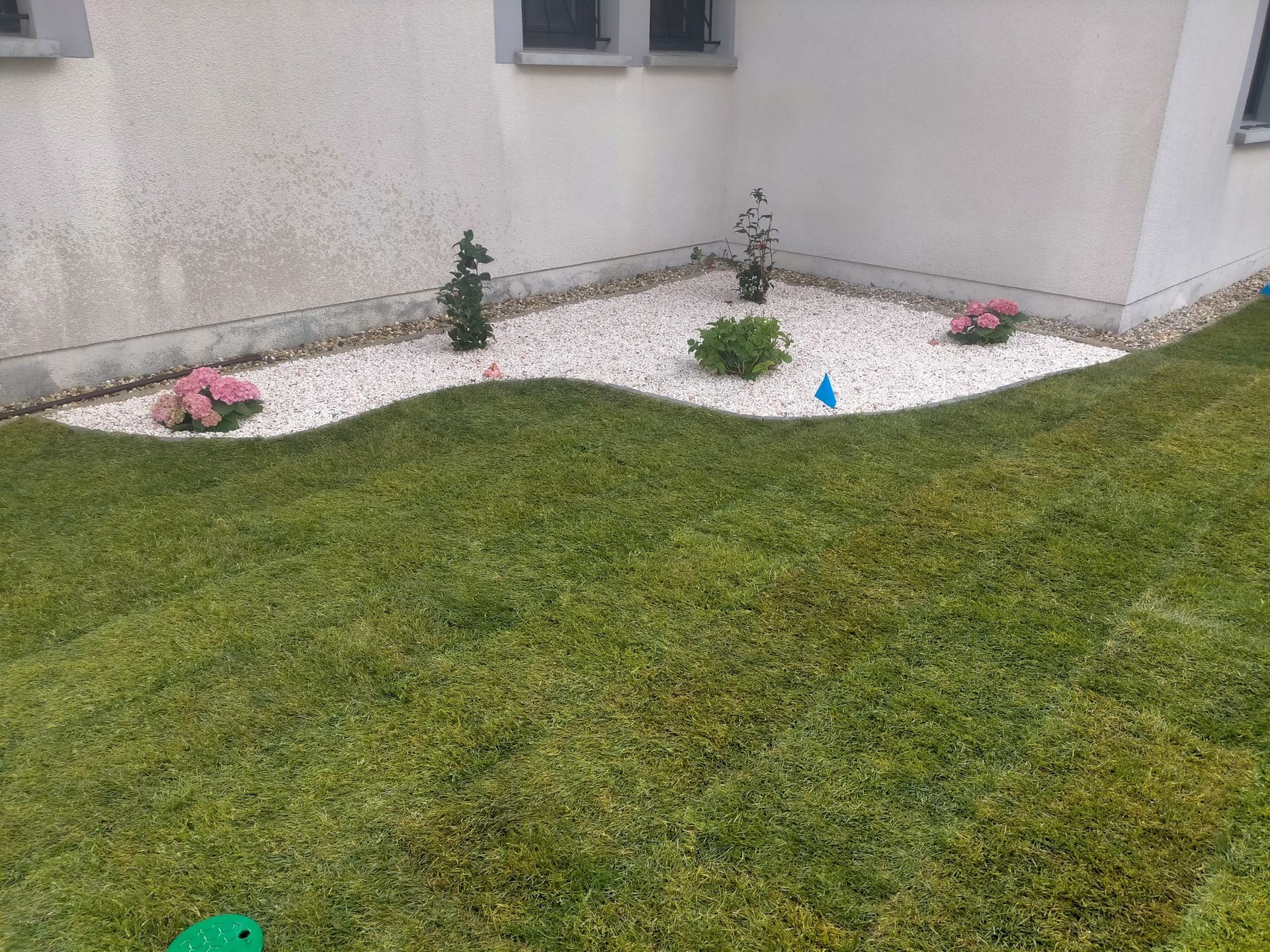 Un espace organisé avec des graviers et des plantes 