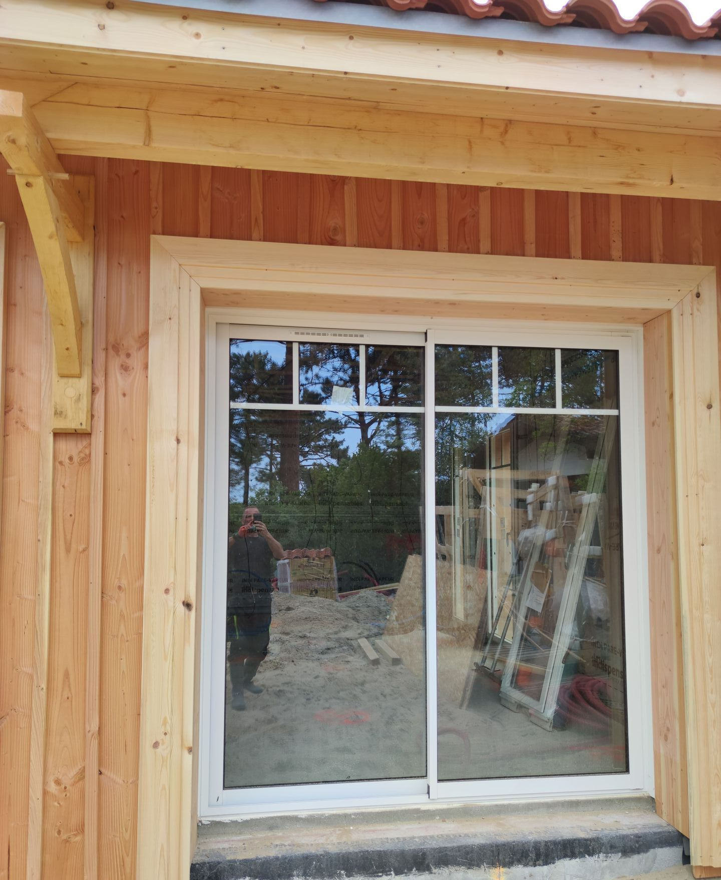 Une porte vitrée avec du bardage autour