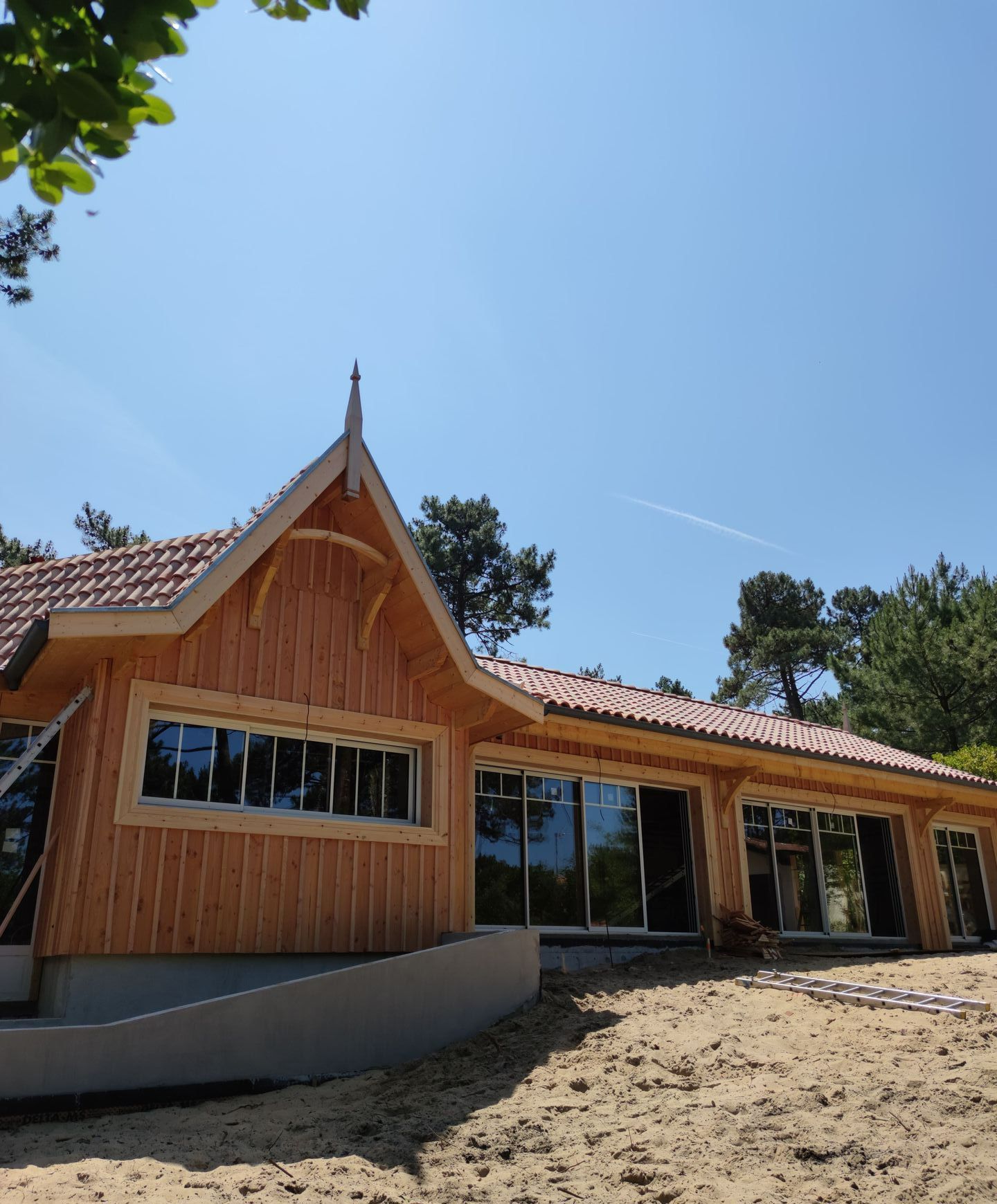 UNe maison avec du bardage et une toiture pointue
