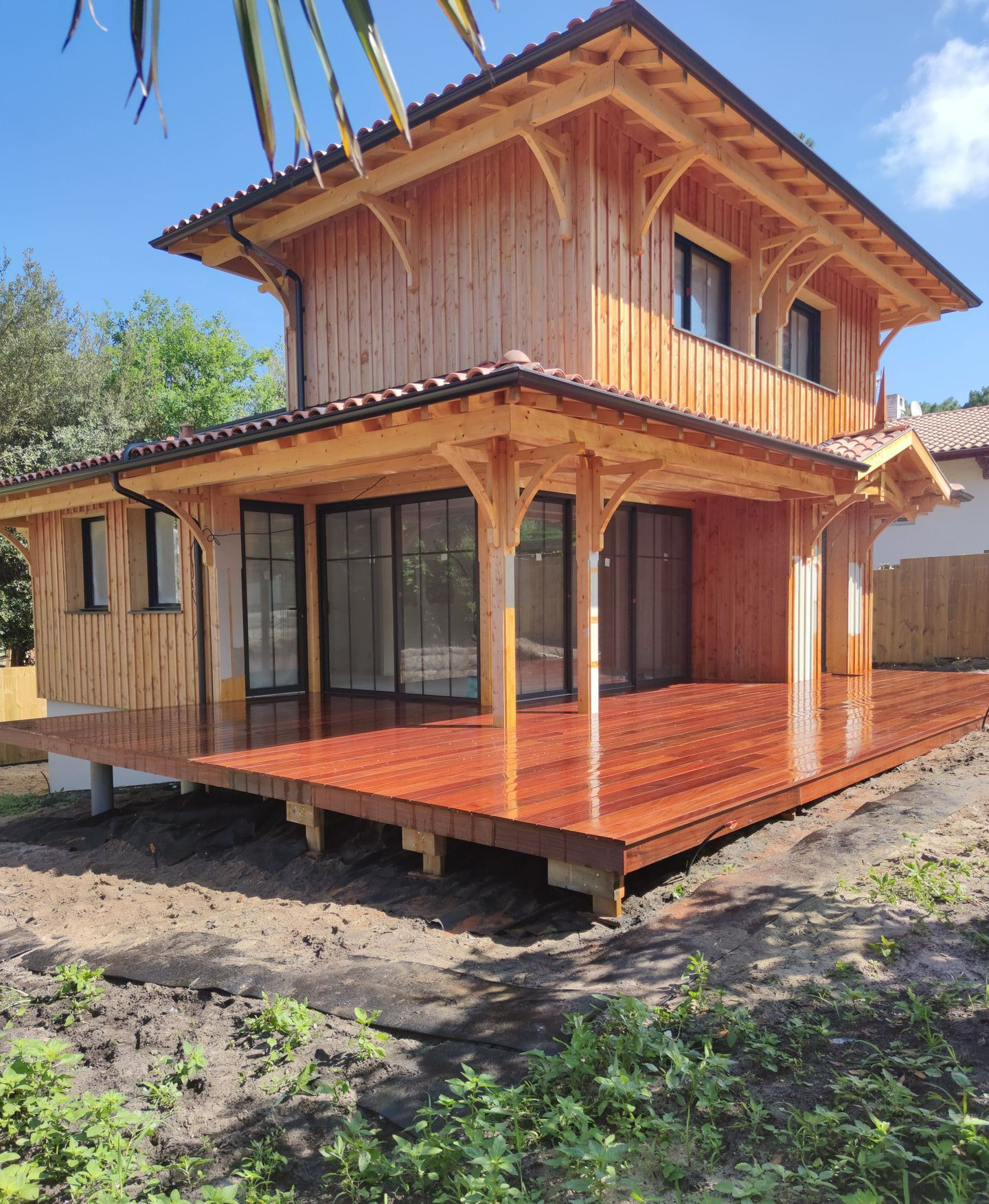 Une maison en avec une terrasse