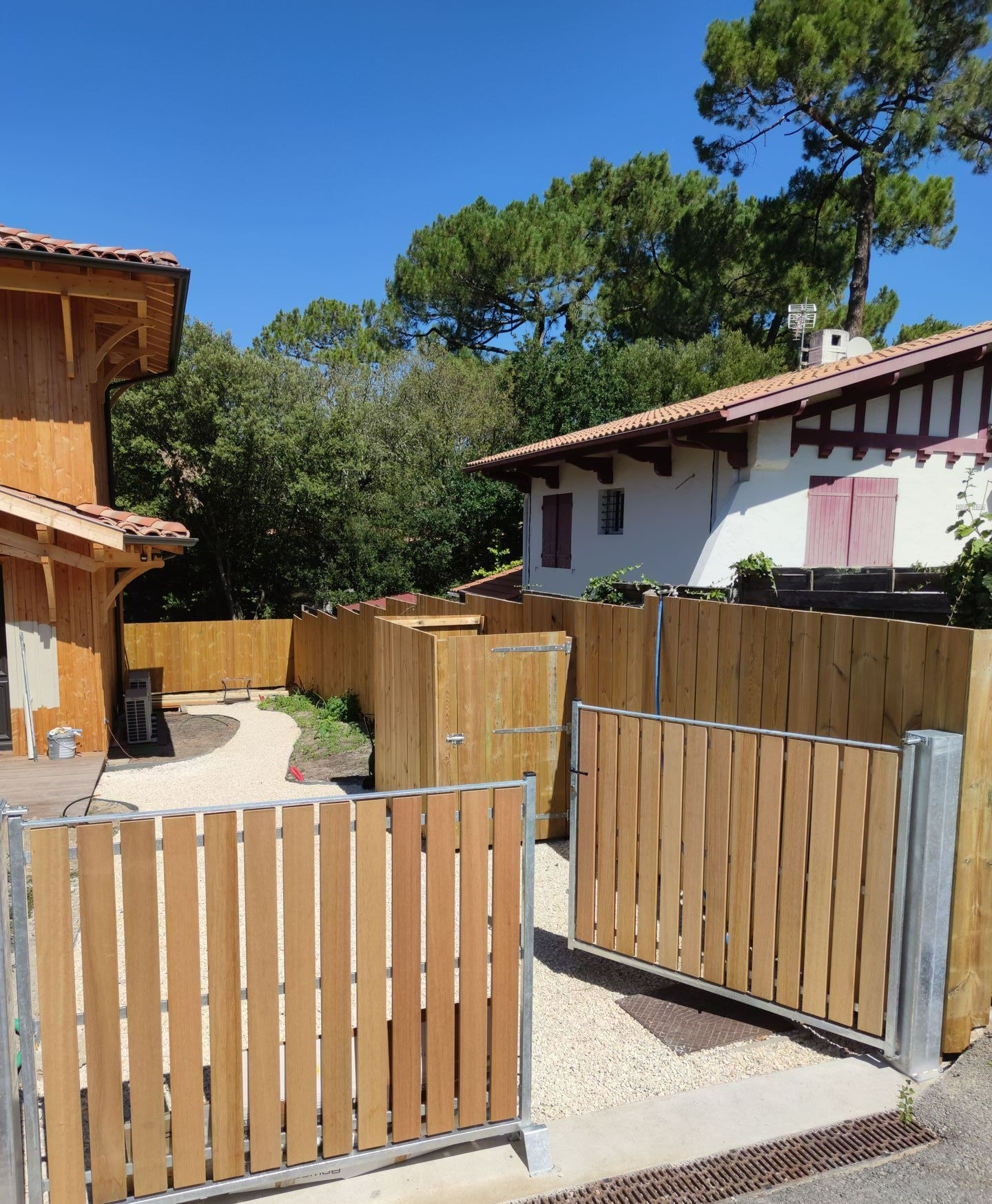 Barrière d'entrée en bois