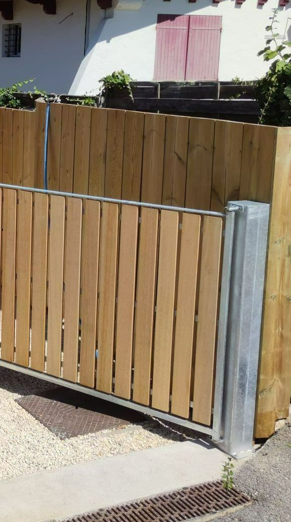 Un portail en bois et une clôture