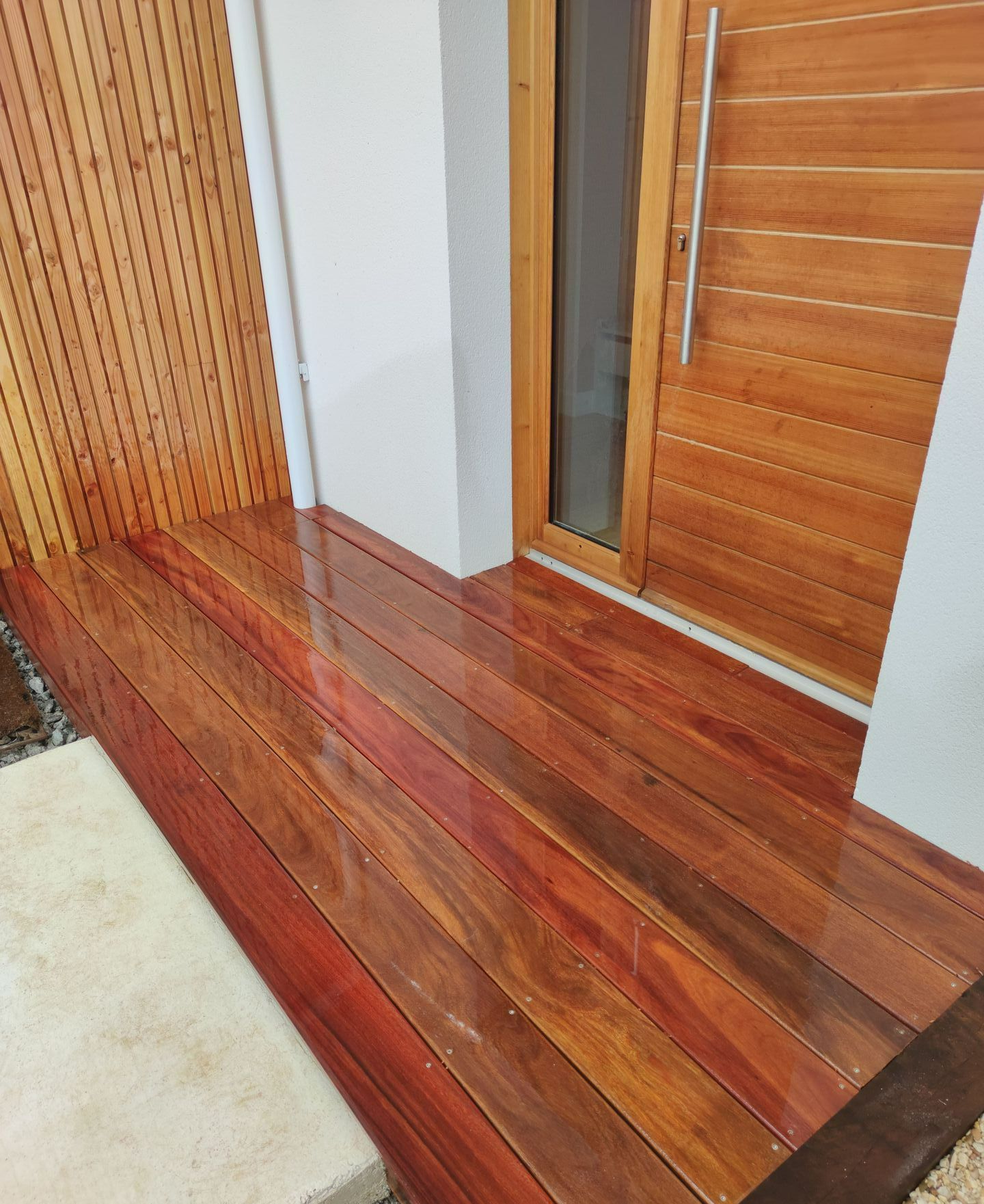 Une entrée avec une terrasse en bois