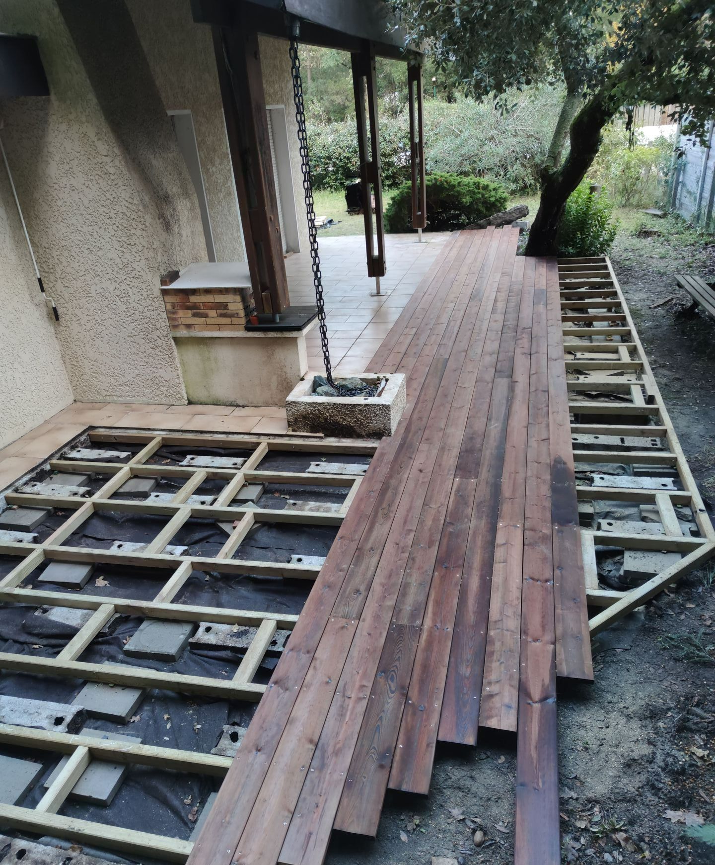 Une terrasse en cours de construction avec l'aperçu sur les bases de sa contruction