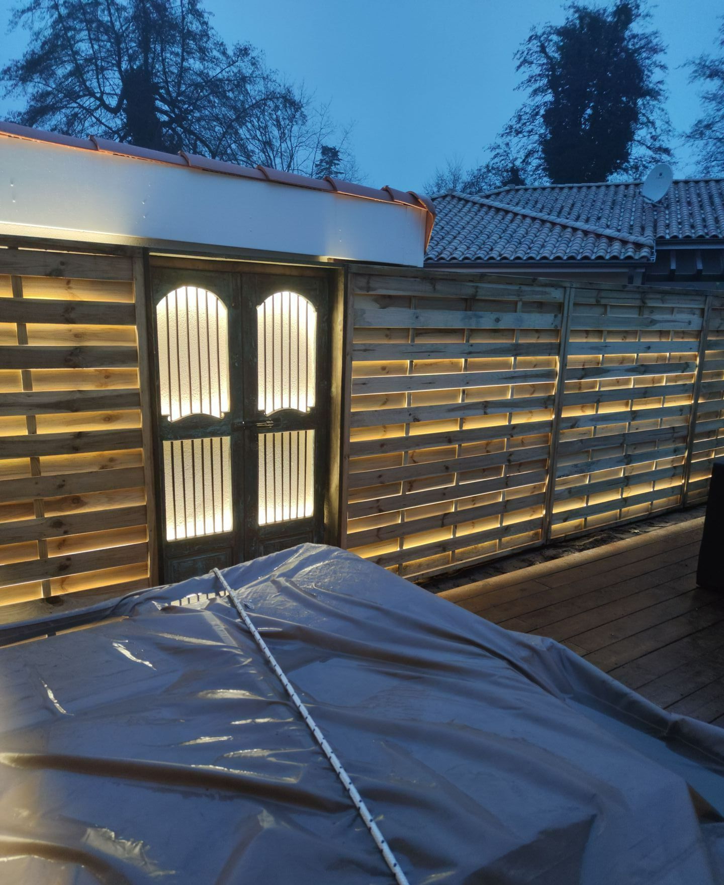 Une barrière en bois et une porte associée