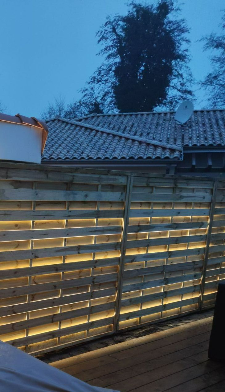 Une clôture en bois éclairé