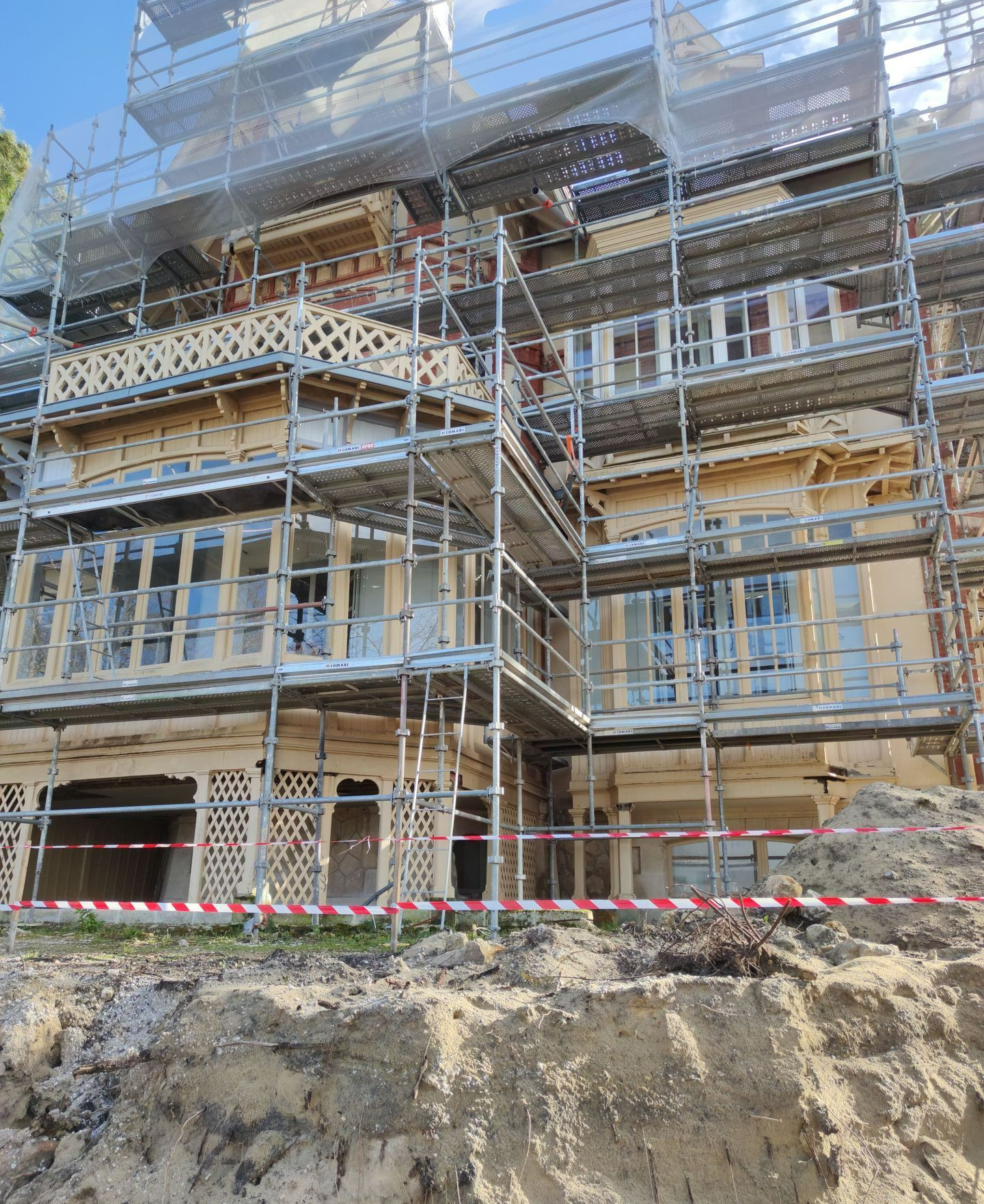 Une maison avec un échafaudage