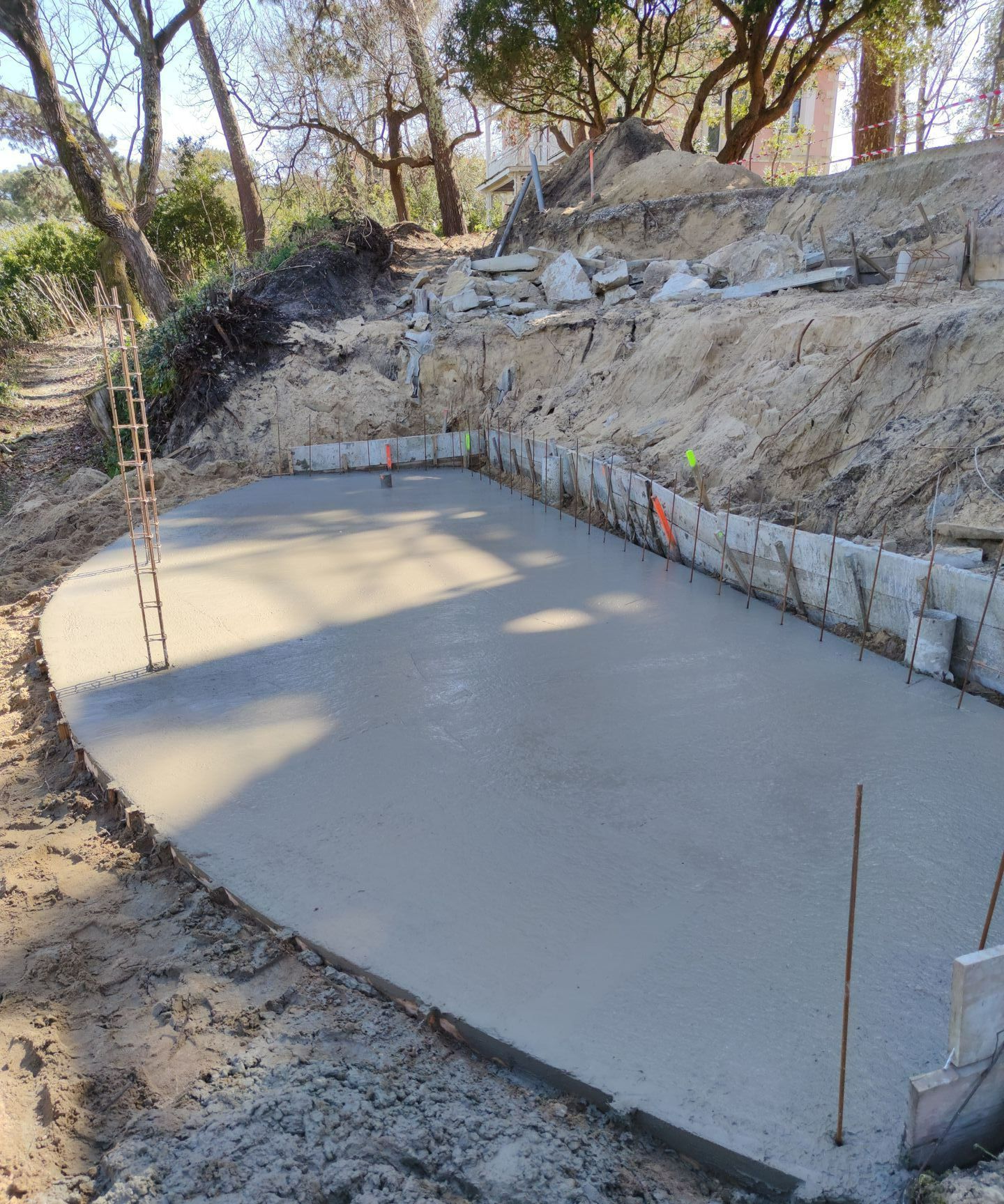 Une terrasse en cours de construction avec une base en béton