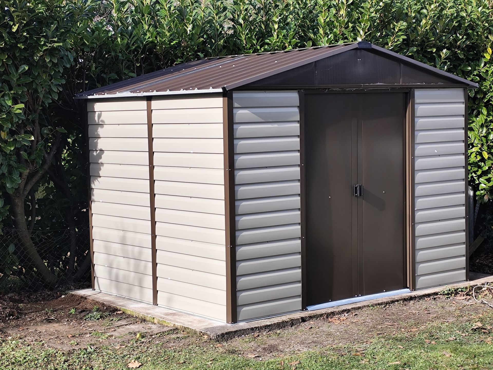 Abri de jardin en noir et blanc