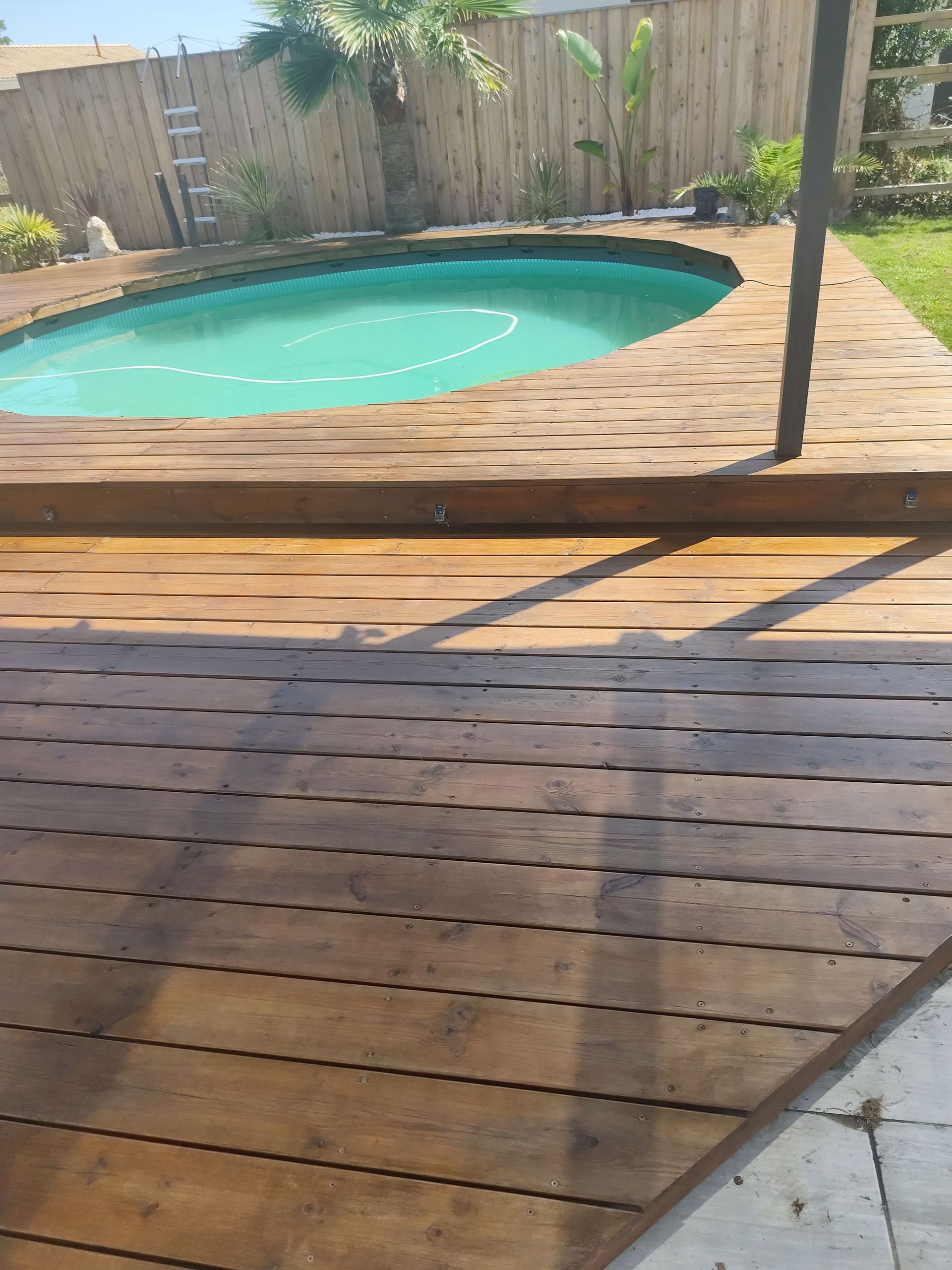 Une terrasse en bois en gros plan