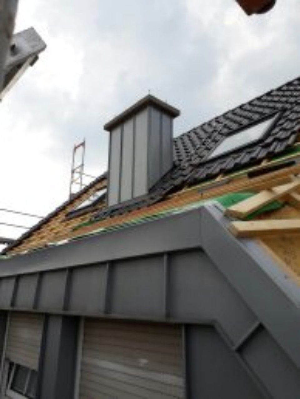 dunkle Ziegel auf einem Dach