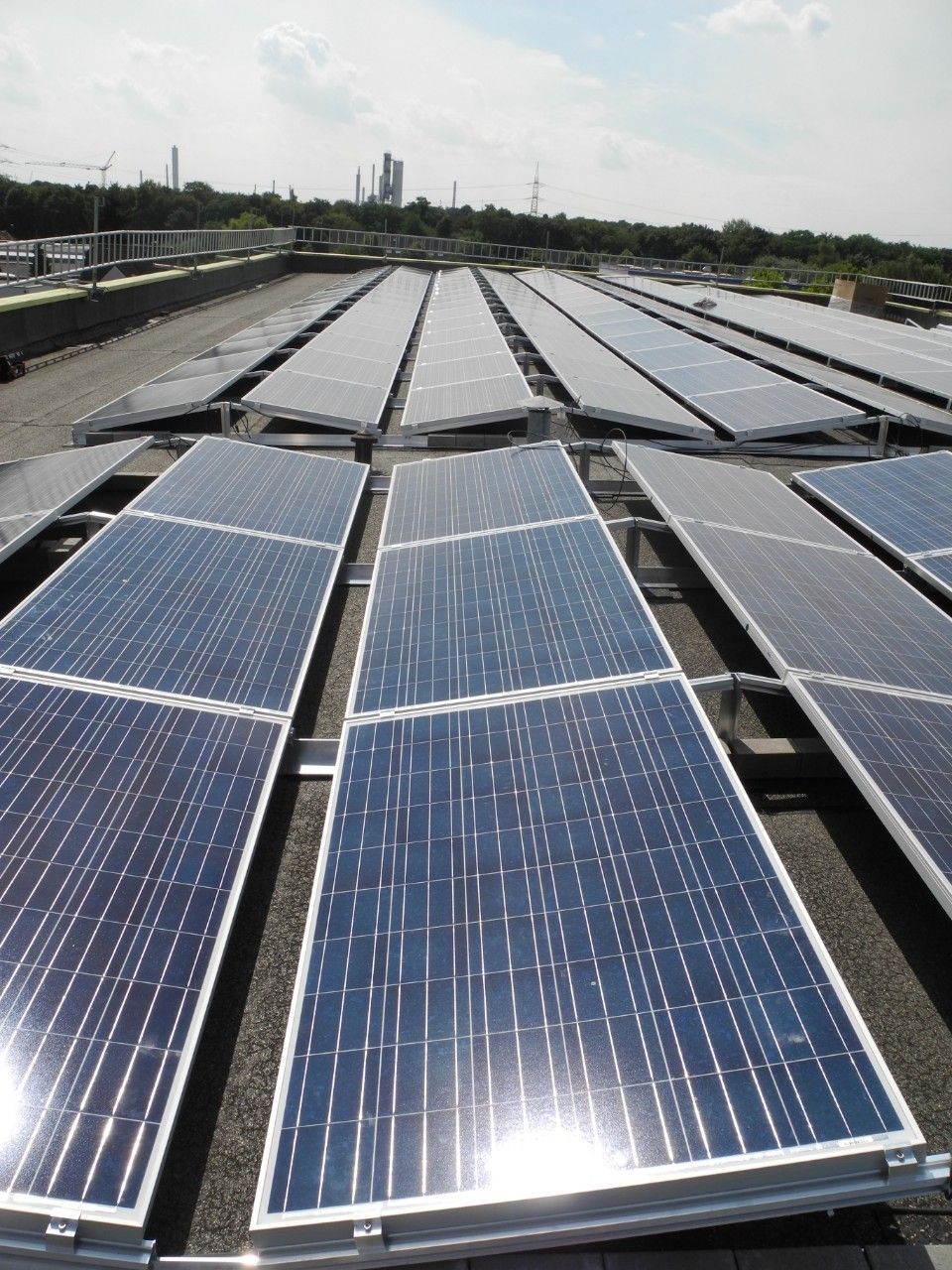 Sonne scheint auf Solarzellen