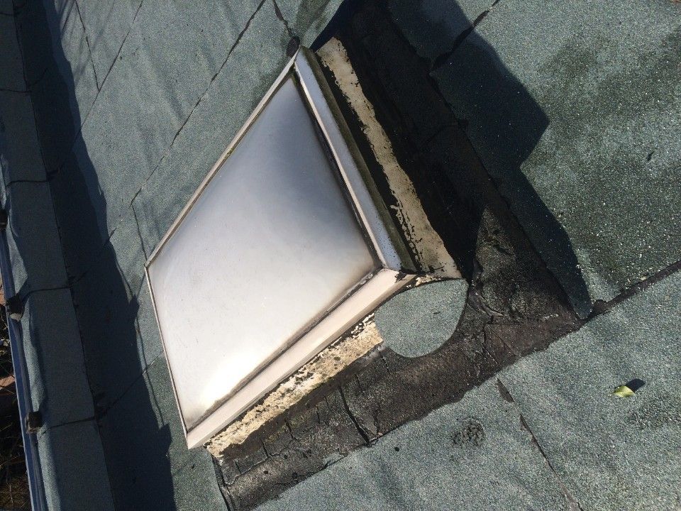 Blick auf ein Dachfenster