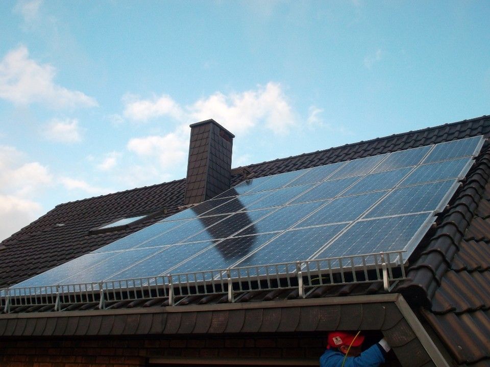neue Solarzellen auf einem Dach