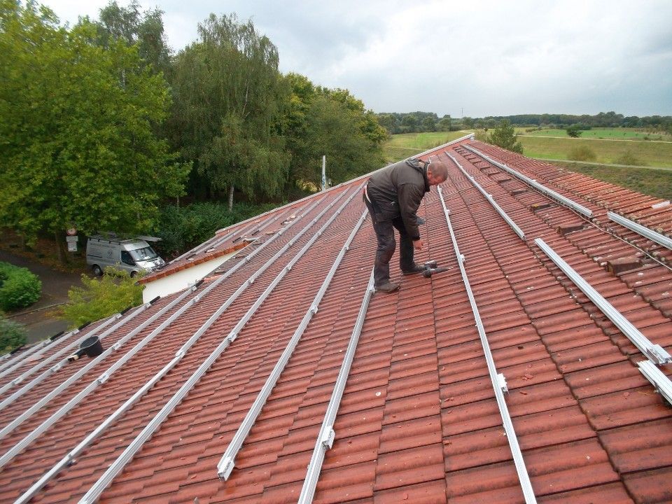 ein Dachdecker von der Dachdeckerei Möhring GmbH