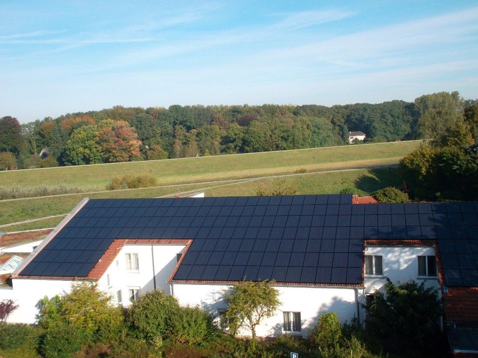 Dach voll mit Solarzellen