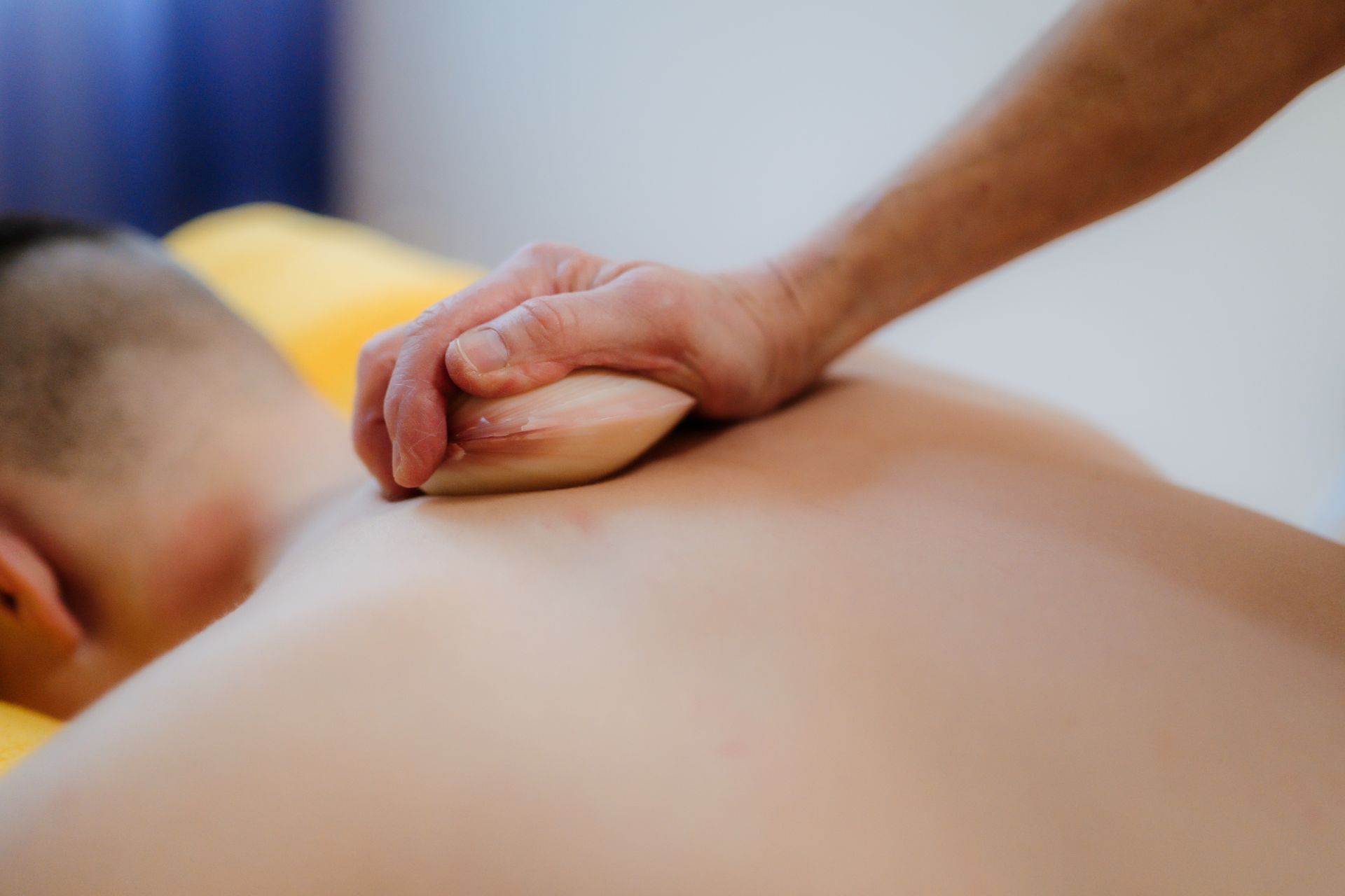 Die Hände ineinander verschränkt, spenden Trost und Halt.