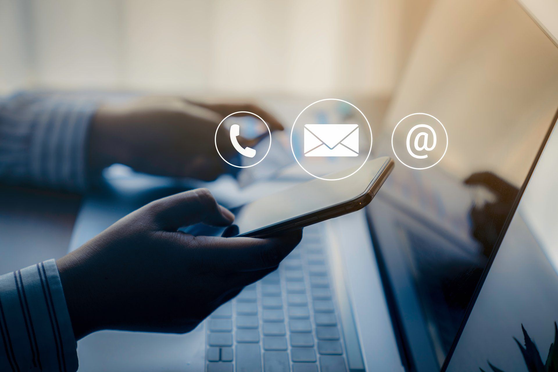 Une personne utilsant son téléphone portable.